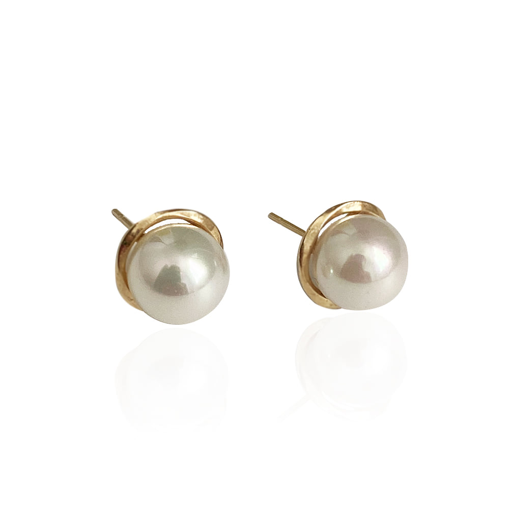 One Pearl Earring